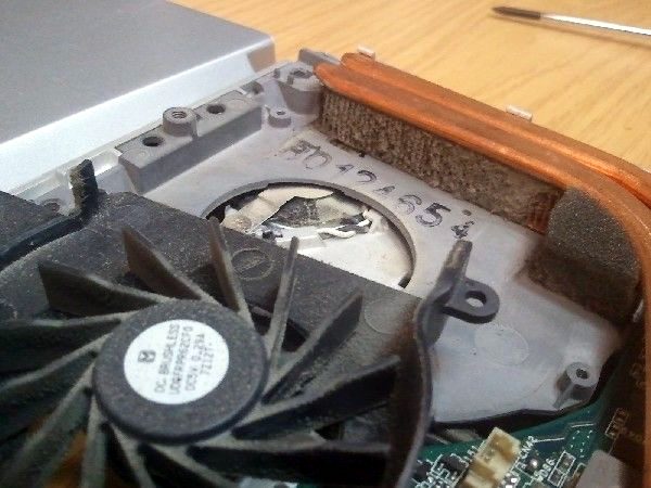 Verstaubter Notebook-Lüfter vor der Reinigung